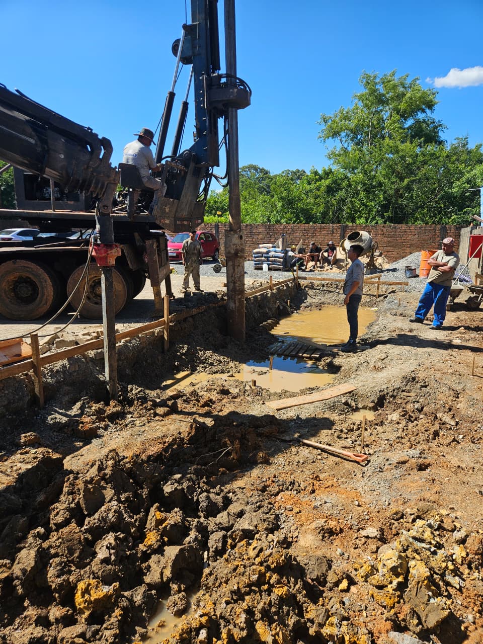 Execução de fundação com estaqueamento em obra