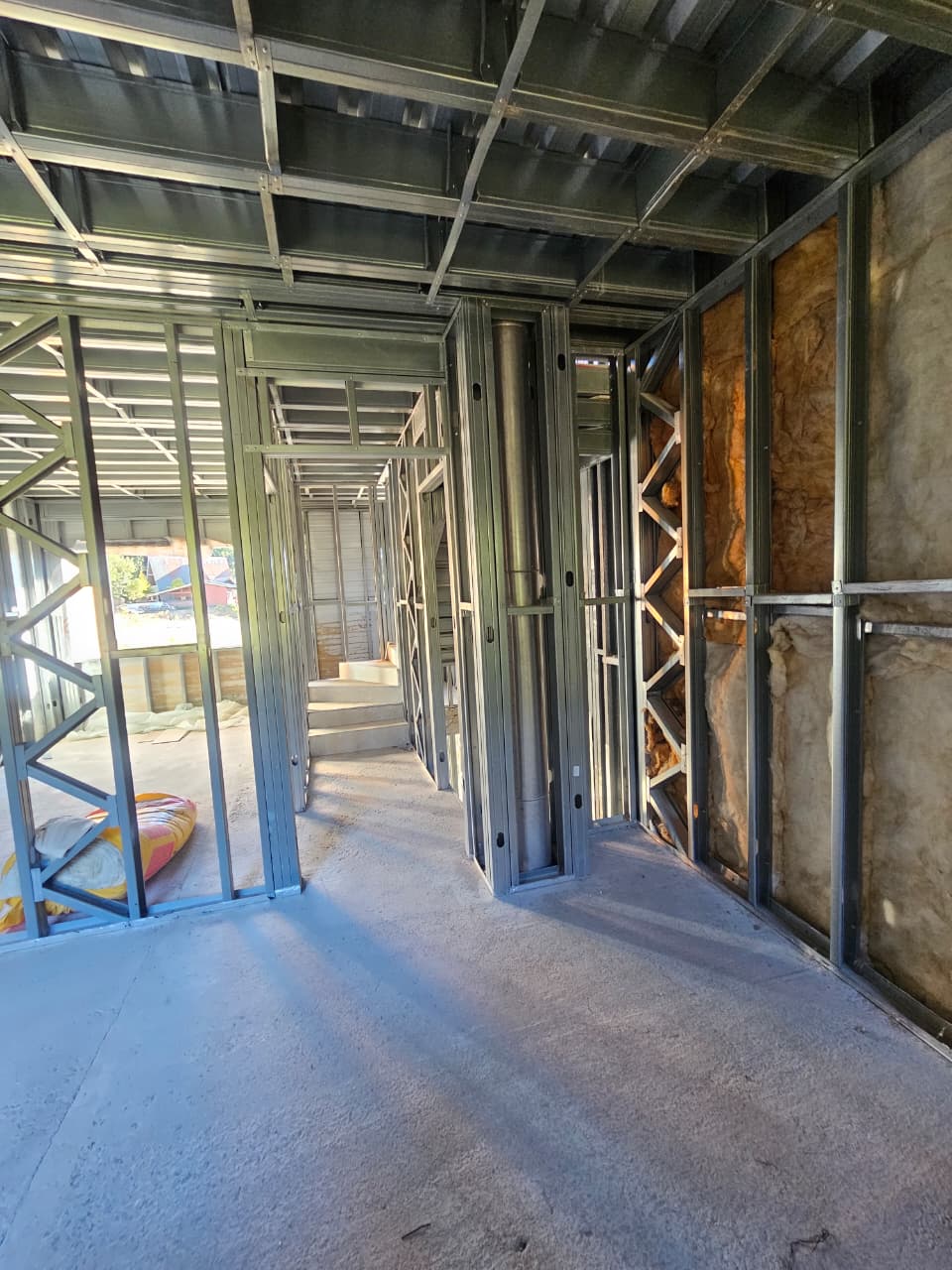 Interior de obra em steel frame com instalações elétricas e hidráulicas