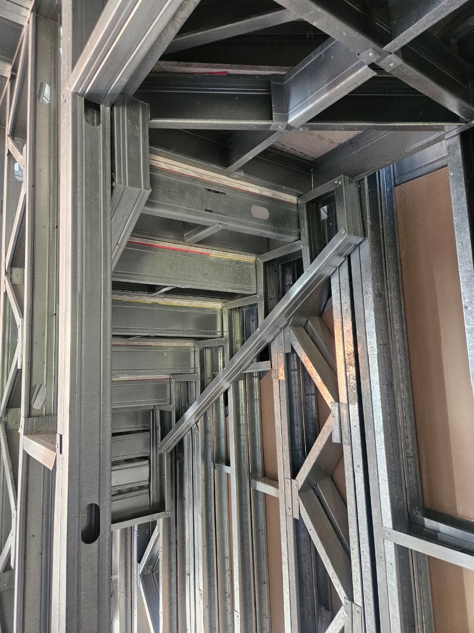 Detalhe da estrutura metálica interna em steel frame