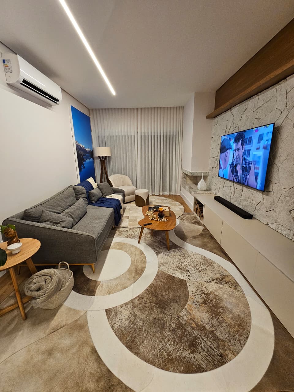 Sala de estar finalizada com marcenaria e iluminação embutida