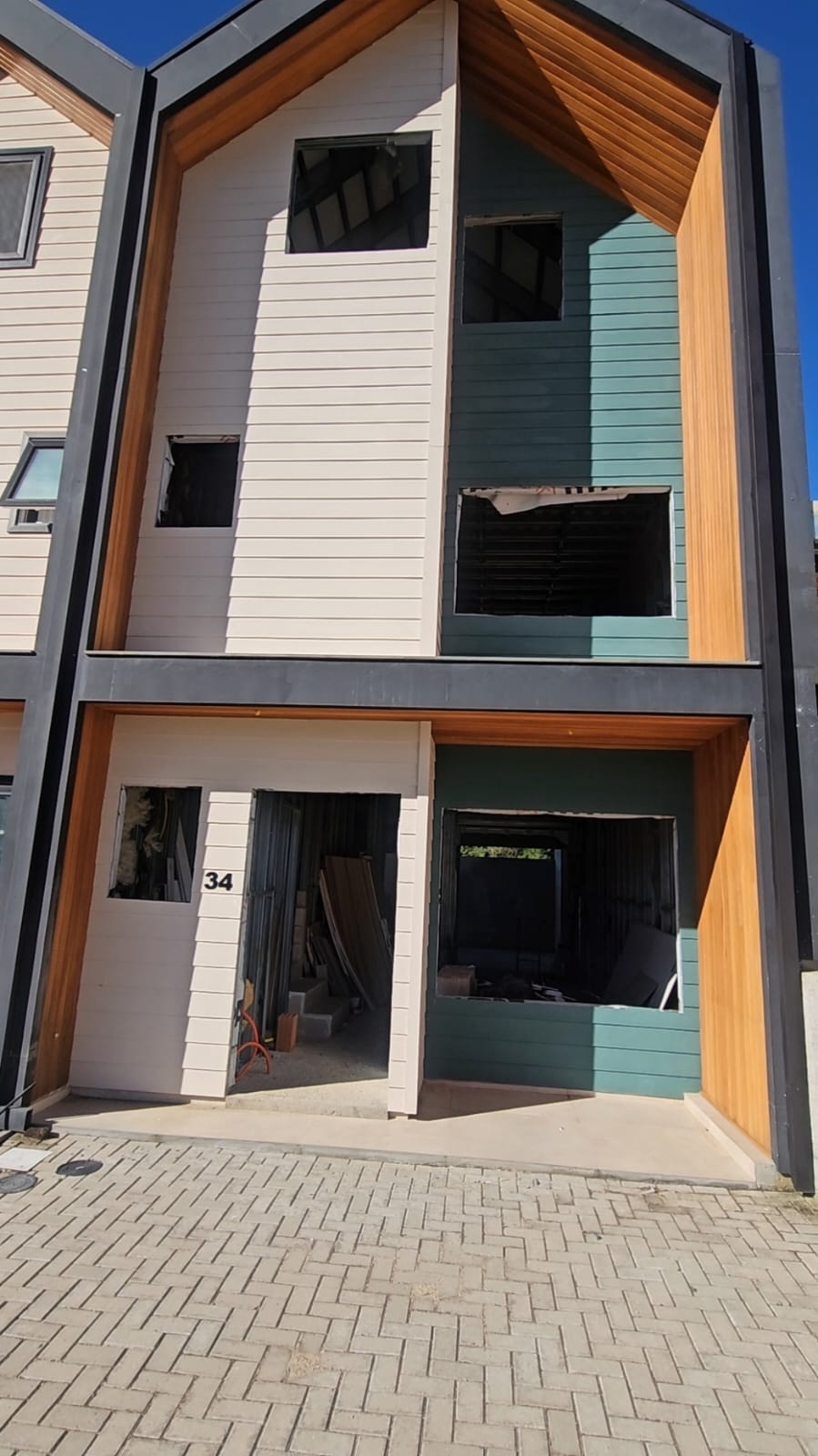 Fachada de sobrado em construção com revestimento em madeira e cores