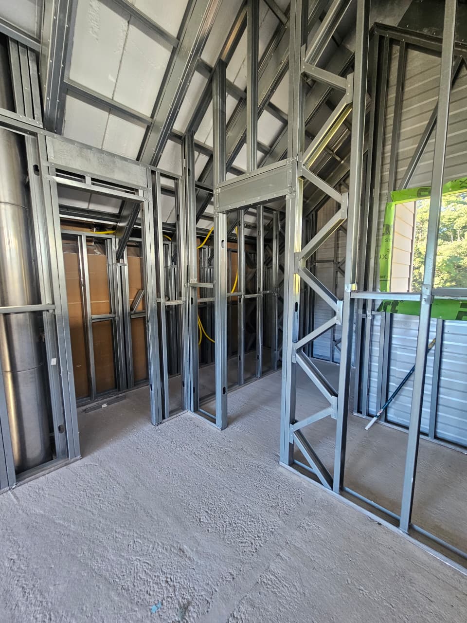 Estrutura em steel frame com isolamento térmico em obra executada