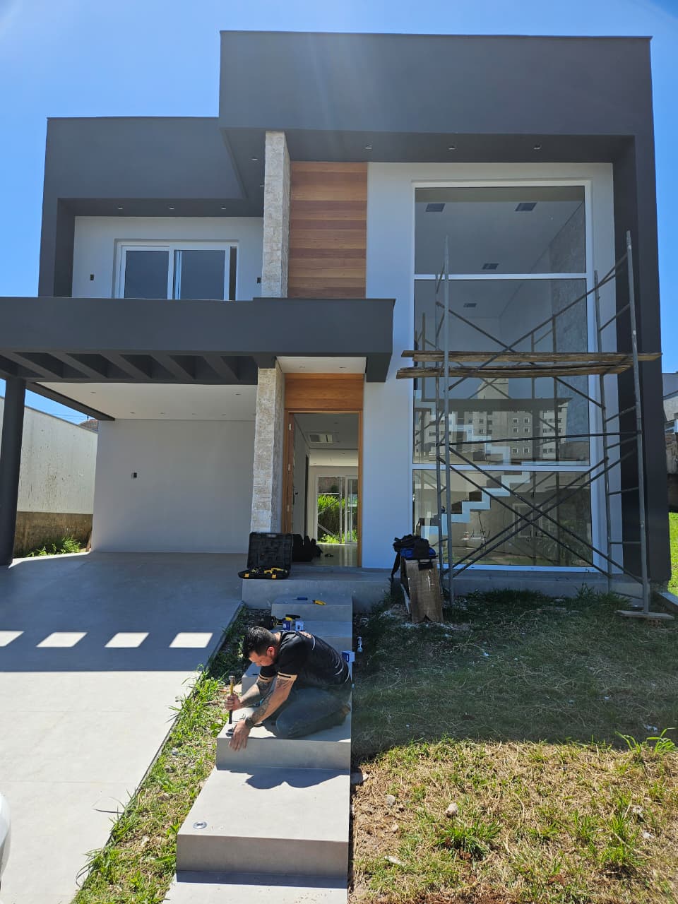 Casa de alto padrão em fase de acabamento externo