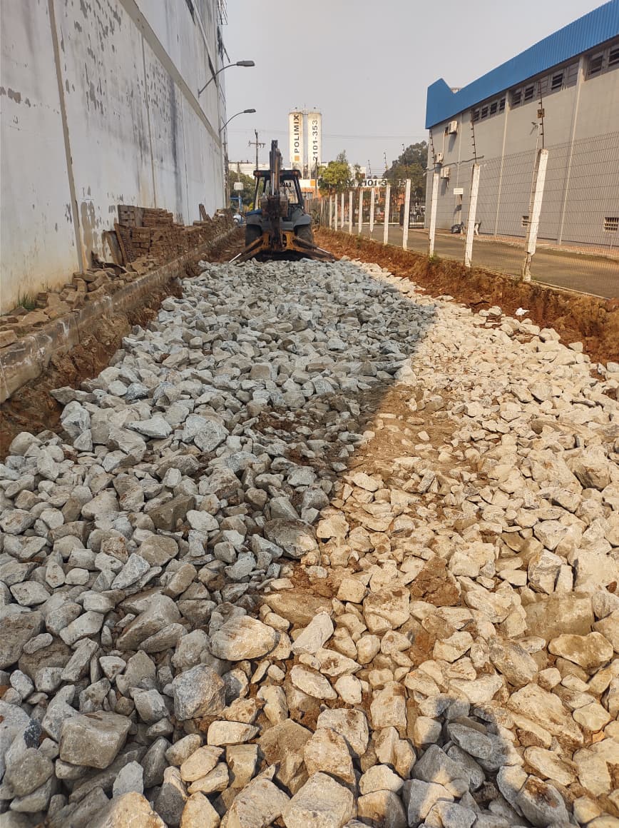 Preparação de base e terraplanagem em obra